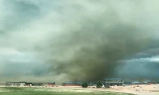 Lốc bụi quét qua sân trường trung học ở Mỹ