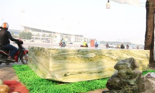 Cận cảnh sập đá ngọc nguyên khối nặng hơn chục tấn, giá 2,6 tỷ ở Yên Bái