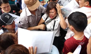 Ngất xỉu vì chen lấn xin visa Hàn Quốc tại văn phòng mới