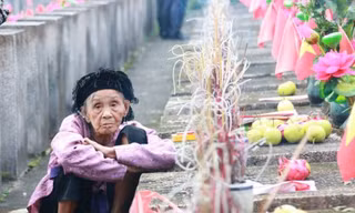 Gặp người mẹ liệt sĩ 93 tuổi vượt 120 km lần đầu viếng mộ con