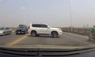 Tài xế bất chấp nguy hiểm ngang nhiên quay đầu xe trên cầu Vĩnh Tuy