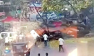 Cây cổ thụ bất ngờ đổ rạp xuống đường, đè trúng ô tô con chạy qua