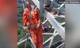 Thót tim những người thợ điện treo mình ngủ trưa ở độ cao 50 mét