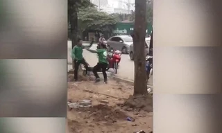 Hai tài xế GrabBike đánh nhau tranh khách giữa phố