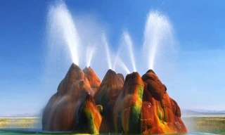 Mạch nước 200 độ C phun vọt siêu thực như khung cảnh ngoài hành tinh