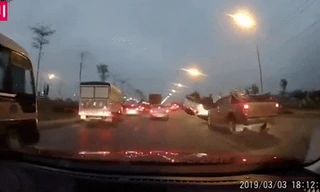 Ôtô đang đi bất ngờ va chạm lật ngửa giữa đường