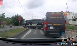 Xe Limousine phóng 'bạt mạng' tông trúng xe Limousine khác đang sang đường