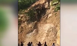 Đứng xem lở núi, gần chục người suýt bị đá đè chết