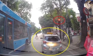 Taxi không nhường đường dù xe cứu thương hú còi liên tục