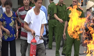 Cảnh sát PCCC hướng dẫn dập tắt bình gas cháy