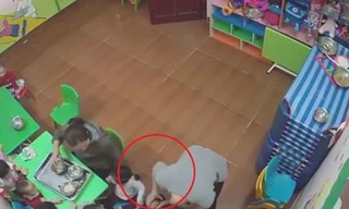 Không chịu ăn, bé mầm non bị cô giáo lôi ra góc tát liên tục
