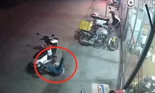 Clip: Bi hài thanh niên đâm đầu vào cửa kính, ngã bật ngửa ra đường