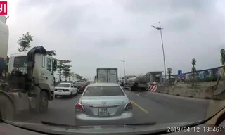 Không nhường đường, xe bán tải bị xe bồn chở xăng kéo lê