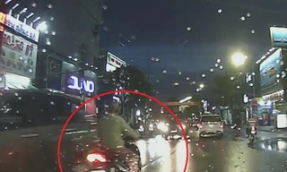 Sang đường ẩu cắt đầu ôtô, người phụ nữ đi xe máy suýt gặp nạn