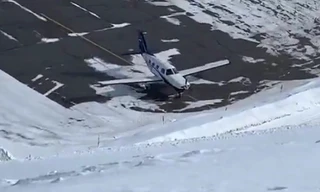 Video: Máy bay bị trơn trượt trên đường băng, đâm sầm vào khối tuyết