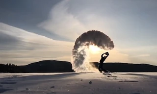 Nước sôi đóng băng trong nháy mắt khi vừa bị hất tung lên trời