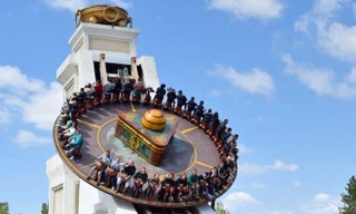 Chóng mặt với 'đĩa bay khổng lồ' đạt vận tốc 72 km/h ở Pháp