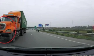 Clip: Container đi ngược chiều kiểu giết người trên cao tốc Hà Nội - Bắc Giang