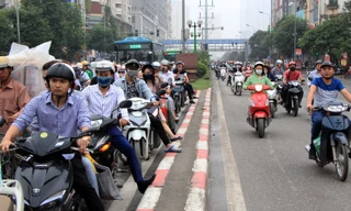 Xe máy liều mình lấn làn, đi ngược chiều trên làn BRT trong giờ cao điểm ở HN