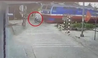 Khoảnh khắc người đàn ông bị tàu hỏa tông tử vong