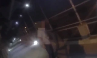 Cảnh sát cứu người đàn ông định tự tử bằng... 1 cái ôm