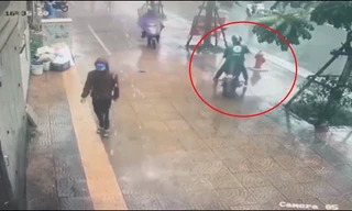 Mặc đồ Grab chở theo đồng bọn trộm xe SH trong vài giây