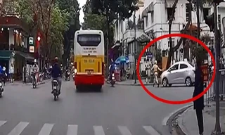 Tài xế ủi ôtô vào CSGT khi có hiệu lệnh dừng xe