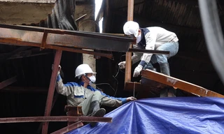 Căng bạt che phủ kho cháy ở Rạng Đông