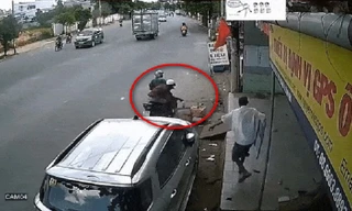 Hai đạo chích đi xe máy cướp lồng chim ven đường trong nháy mắt