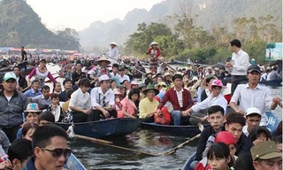 'Cò đò' đeo bám du khách trẩy hội Chùa Hương