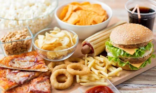 Video: Ăn quá nhiều thức ăn nhanh, cô gái bị 2 khối u quái ở buồng trứng