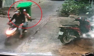 2 thanh niên trộm thùng rác giữa ban ngày