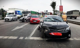 Clip: Ô tô lao điên cuồng, tông nhiều xe đang dừng chờ đèn đỏ tại Hà Nội