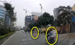 Xe máy rồ ga bỏ chạy khi gặp CSGT trên phố