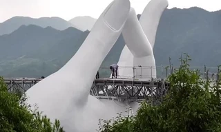 Cây cầu Trung Quốc trên bàn tay khổng lồ ở độ cao nghìn mét