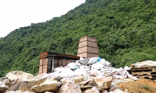 Lò đốt rác điện tử xây trái phép trong rừng