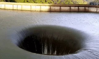 Hố tử thần giữa hồ hút mọi vật bơi xung quanh