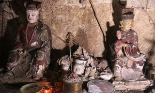 Cảnh hoang tàn bên trong ngôi chùa cổ có tượng làm bằng đất ở Hà Nội