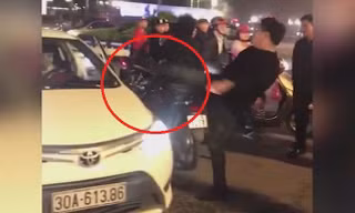 Va chạm giao thông, tài xế Mercedes đá bay gương taxi