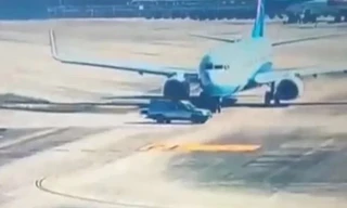 Tài xế lái xe cắt mặt máy bay trên đường băng