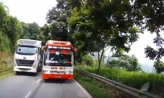 Xe khách chạy kiểu tự sát, suýt đâm trực diện xe chở người nước ngoài