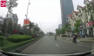 Tài xế hoảng hồn khi thấy bé trai đột ngột băng qua đường