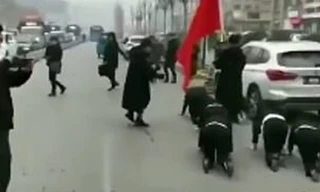 Nữ nhân viên bị bắt bò dọc con phố vì không đạt doanh số bán hàng