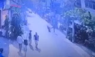 Cướp chạy xe máy bị người đi đường đá ngã văng