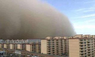 Bão cát cao 100 m 'nuốt chửng' thành phố gần sa mạc Gobi