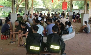Cảnh sát vây ráp trường gà gần trăm người ở Hòa Bình