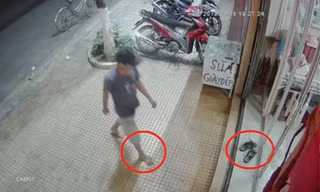 Clip: Người đàn ông đi chân đất thản nhiên xỏ trộm dép trước cửa nhà dân