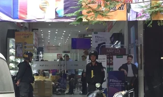 Cảnh sát chuyển đồ đạc ở Nhật Cường mobile sau khám xét