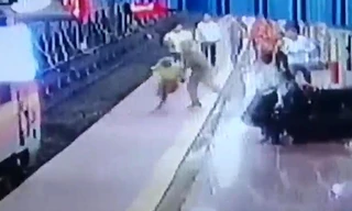 Ông lão khiếm thính ngồi sát đường ray may mắn được người dân cứu