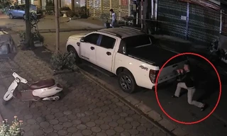 Trộm logo xe ôtô trong 3 giây ở Hà Nội